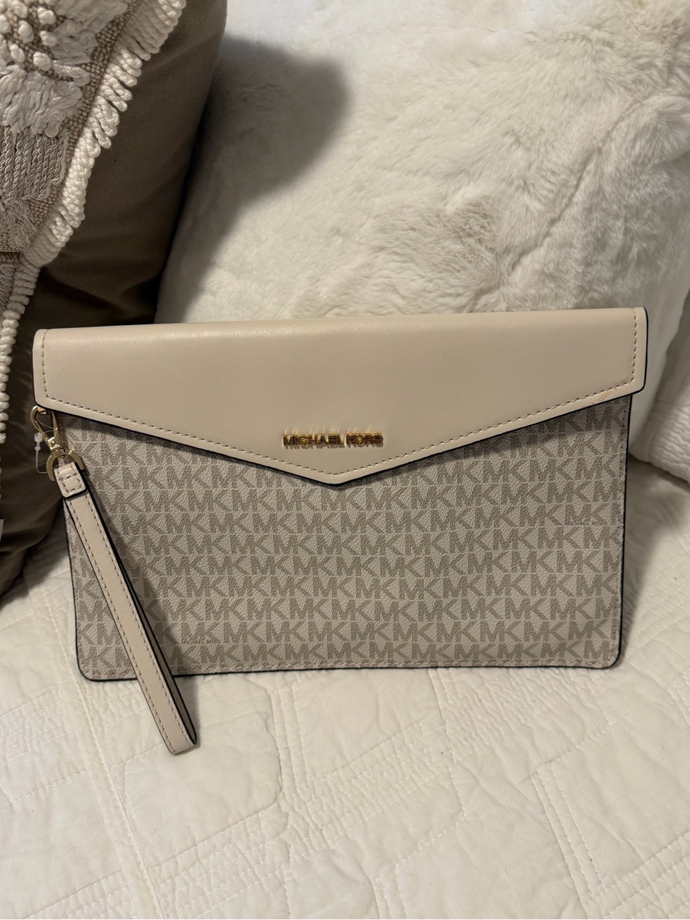 MICHAEL KORS Maisie NWOT Beige Logo Envelope Wristlet Clutch/Gold Hardware 12x8